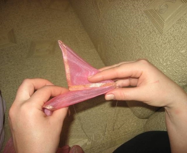 איך לעשות קשת של סרט סאטן עם הידיים שלך