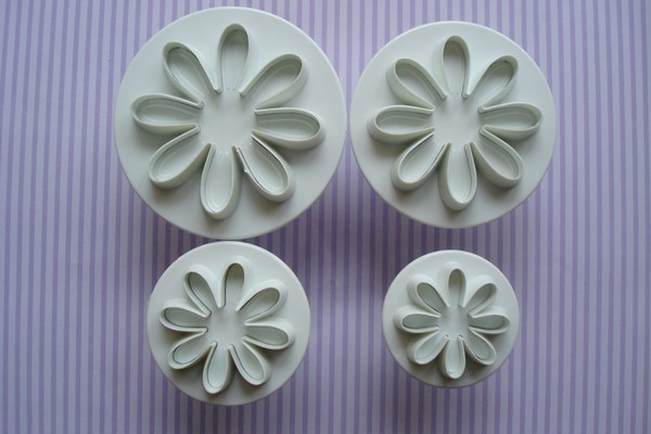 Moulds עבור מסטיק במו ידיהם: ביצוע קישוטים מן mastics 