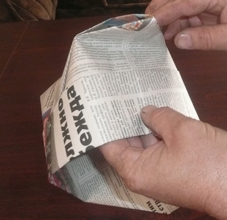 כיצד להפוך את הכובע מתוך נייר עם הידיים שלך במהירות ובקלות