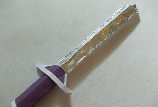 איך לעשות חרב מנייר בידיים שלך