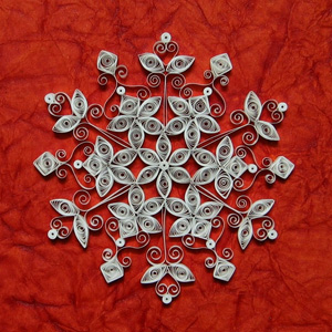 חפצי השנה החדשה עשויים מנייר. Quilling