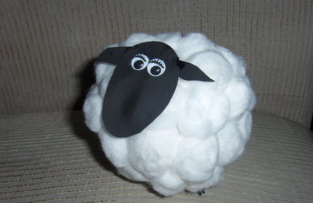 מלאכת ראש השנה במו ידיהם: כבשה עשויה צמר גפן, כיתת אמן עם תמונה