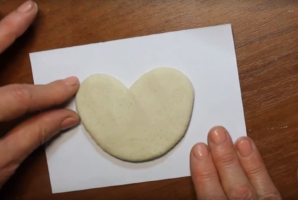 תרנגול עם הידיים שלו