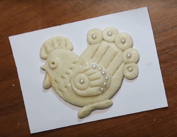 תרנגול עם הידיים שלו