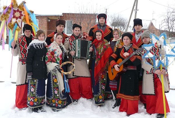 כיצד כראוי caroling לחג המולד ב 6 ו - 7 ינואר ואת השנה החדשה, מה שאתה צריך להגיד - שירים, שירים, טקסים, תלבושות