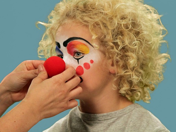 איפור מפחיד ליל כל הקדושים עם הידיים שלך עבור הבנות והבנות