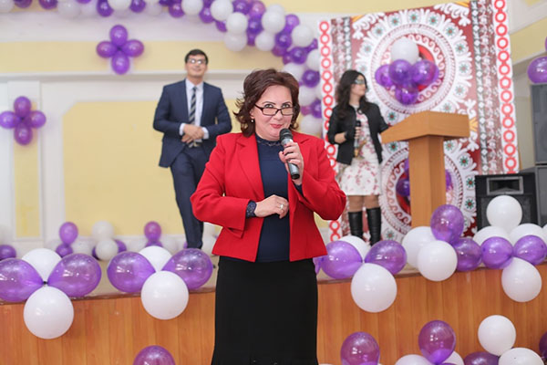 מסירות לתלמידים: תסריטים, תחרויות, שינויי שיר