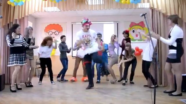 תרחישים מצחיקים ומודרניים ליום המורה במכללה ובמכללה - ברכות מהכיתות הזוטרות והוותיקות