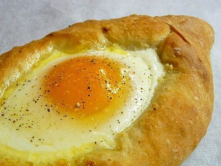 אתה יכול לעשות khachapuri על קפיר או שמנת חמוצה. כמו מלית שימוש ביצים או בשר. יחד עם זאת, ככל שאתה יוצא מן המתכון הקלאסי, כך יהיה קשה יותר לקרוא יצירת מופת הקולינרי האמיתי שלך khachapuri. 