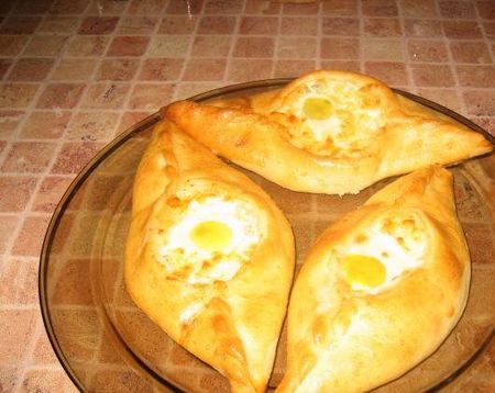 אתה יכול לעשות khachapuri על קפיר או שמנת חמוצה. כמו מלית שימוש ביצים או בשר. יחד עם זאת, ככל שאתה יוצא מן המתכון הקלאסי, כך יהיה קשה יותר לקרוא יצירת מופת הקולינרי האמיתי שלך khachapuri. 