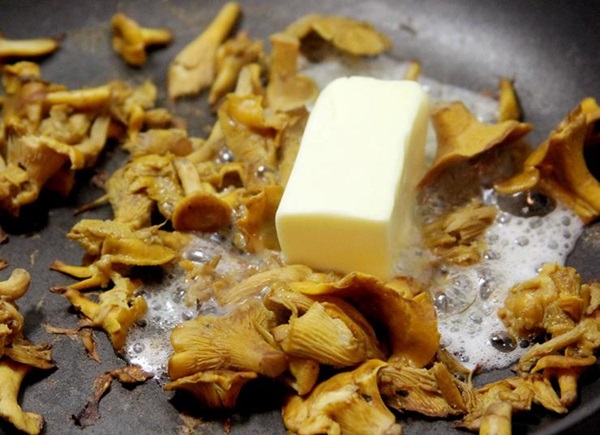 איך לבשל chanterelles במחבת