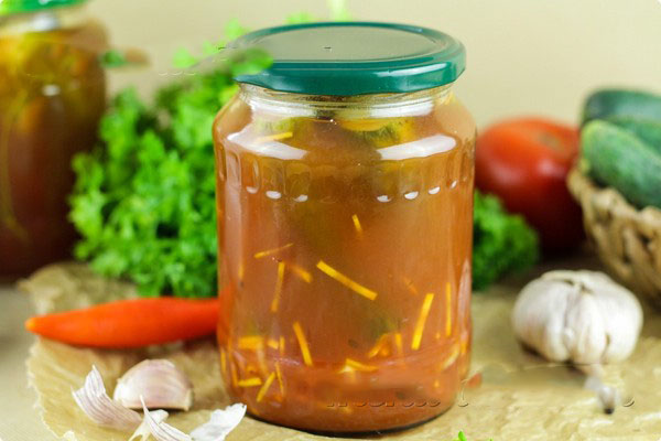 מלפפונים עם קטשופ לחורף - ללא עיקור, בפחיות. קציר לחורף מלפפון חריף ופריך עם צ 'ילי קטשופ