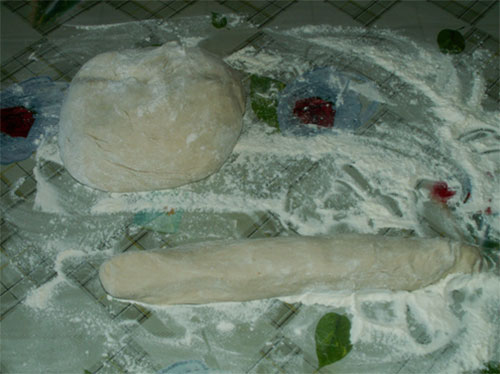 מגלגלים נקניק גדול מגלגלים נקניק גדול