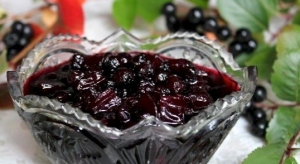 ריבה של שזיפים ו chokeberry
