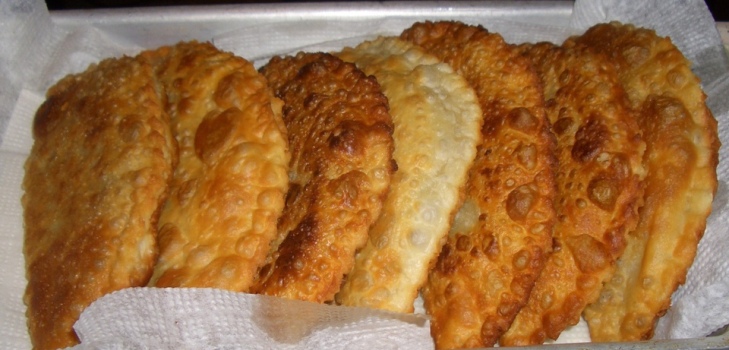 chebureks בצלחת
