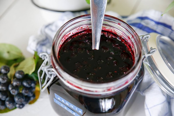 ריבה מ chokeberry שחור