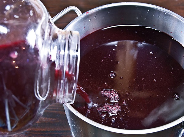 יין תוצרת בית מ chokeberry
