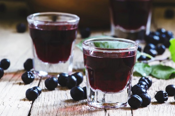 יין תוצרת בית מ chokeberry