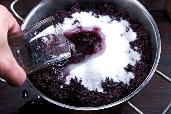 יין תוצרת בית מ chokeberry
